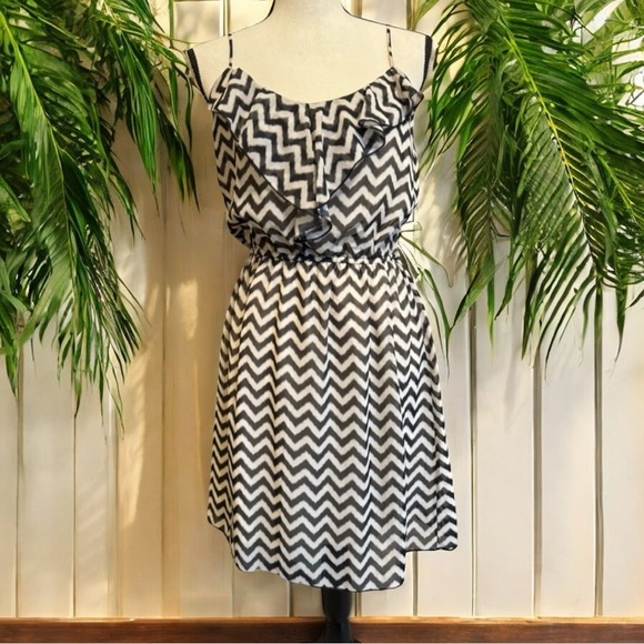 NO BOUNDARIES Chevron Ruffle Sleeveless Spaghetti Strap Dress - Size M (7-9) - Picture 1 of 11